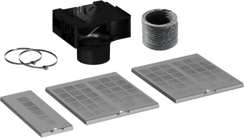 Luftbelüftungssystem-Set mit einem Ventilator, Luftkanal und drei großen rechteckigen Filtern auf weißem Hintergrund.