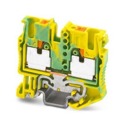 Ein grünes und gelbes Klemmleistenblock mit Metallsteckern, verwendet für elektrische Verkabelung, oft auf DIN-Schienen für industrielle Anwendungen montiert.