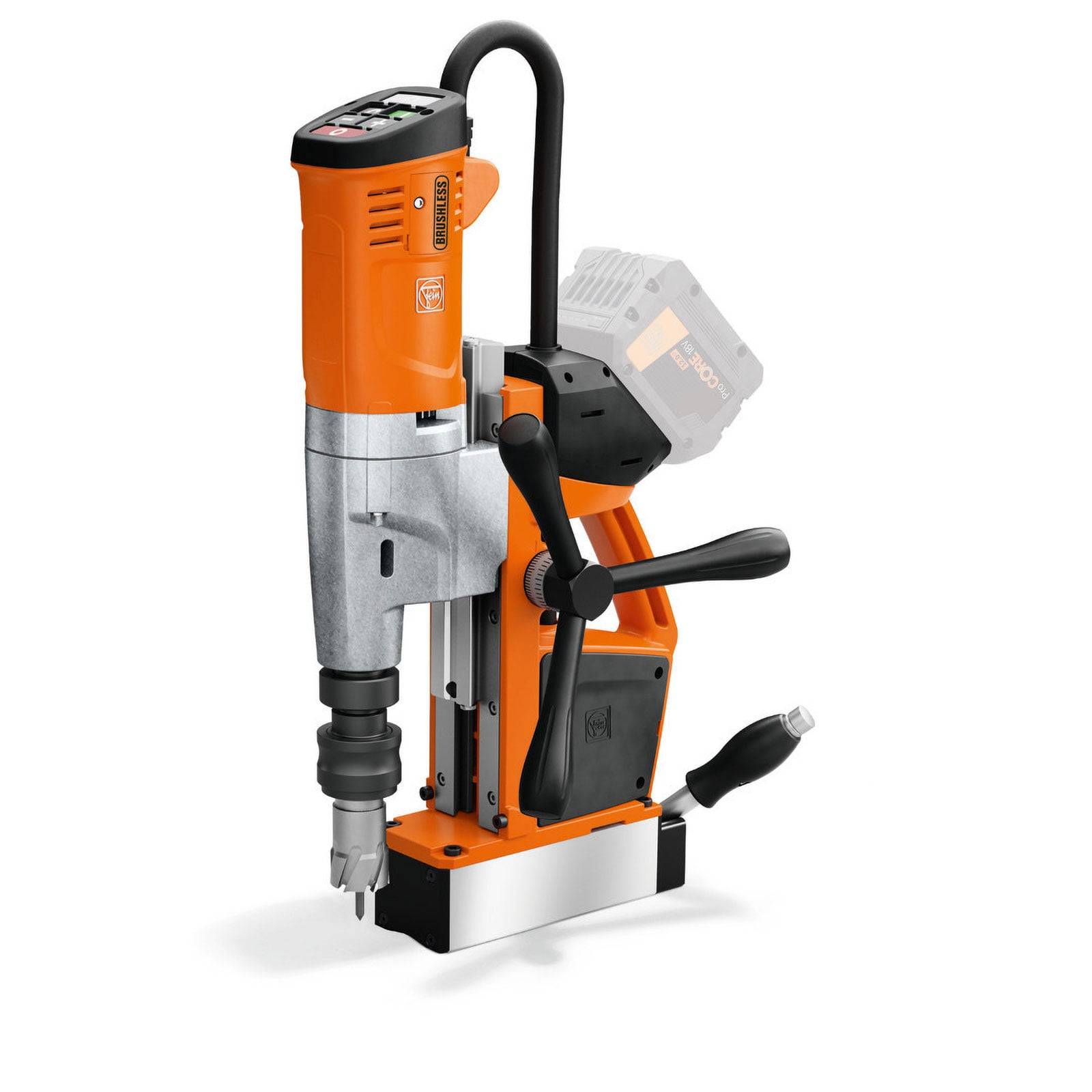 Eine orange und silberne magnetische Bohrmaschine mit einem Griff und angebrachtem Bohrer, konzipiert für das Bohren von Metalloberflächen.