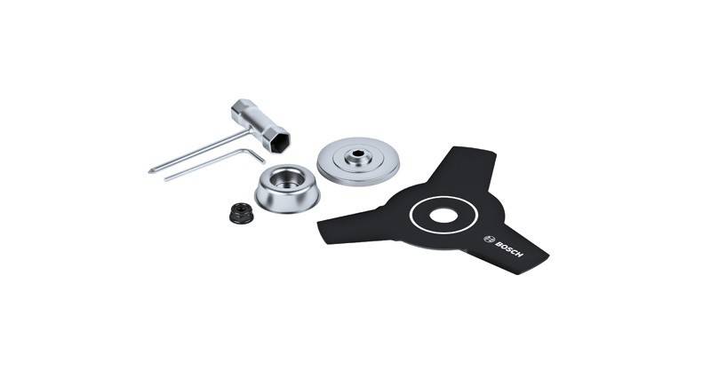 Ein Satz Bosch-Trimmer-Zubehör, bestehend aus einem dreizackigen Schneidmesser, einem silbernen Aufsatz, einem Schraubenschlüssel und kleineren Befestigungsteilen auf einem weißen Hintergrund.