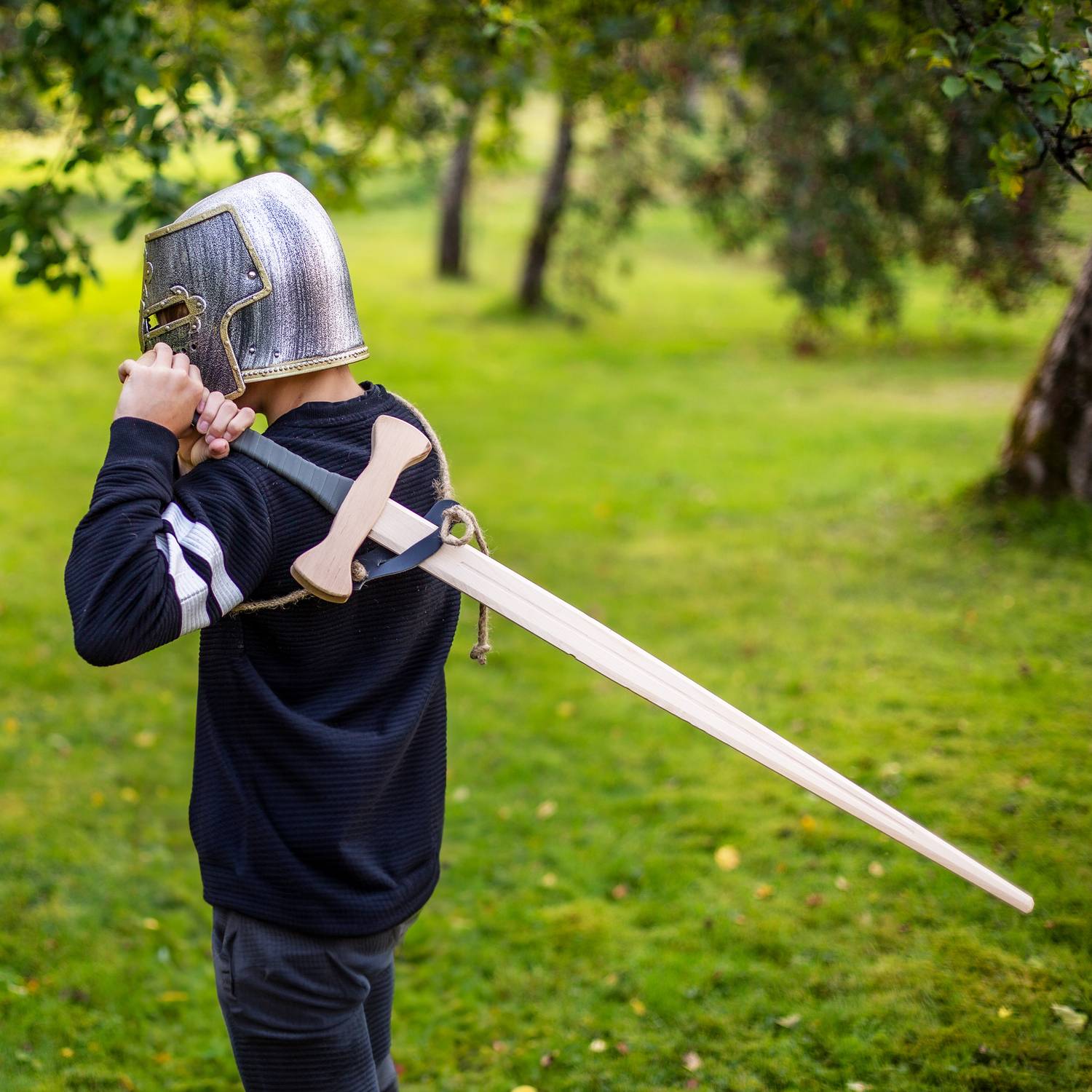 BestSaller 1421 rustikaler Ritterhelm mit klappbarem Visier für Kinder, Kunststoff, silber/gold