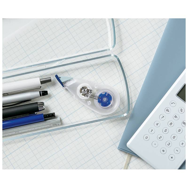 Eine transparente Federmappe mit Stiften, einem Korrekturband und einem Lineal, die auf Millimeterpapier neben einem blauen Taschenrechner platziert sind.