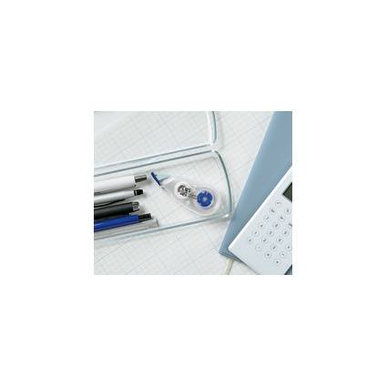 Stifte und ein Taschenrechner neben einer Brille auf Millimeterpapier, was auf Büro- oder Buchhaltungsarbeiten hindeutet.