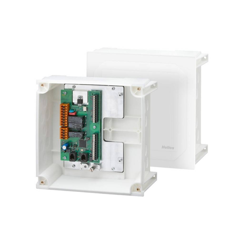 Helios' Wandmontierte elektronische Vorrichtung mit freiliegendem Schaltkreis, Anschlüssen und Komponenten, präsentiert neben seiner Schutzabdeckung.