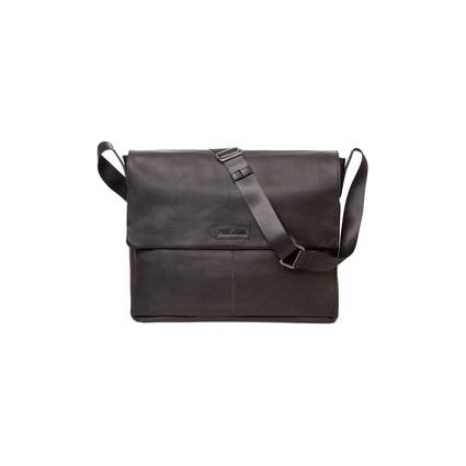 Schwarze Ledertasche mit Umschlagklappe, Vordertasche und verstellbarem Schultergurt auf weißem Hintergrund.
