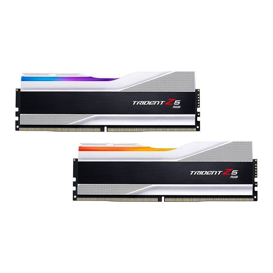 Zwei schwarze und silberne Trident Z5 RGB RAM-Speicher mit Farbakzenten, die modernes Design für leistungsstarken Computerspeicher präsentieren.