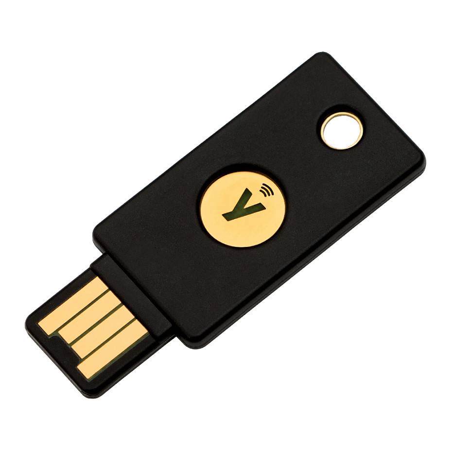 Ein schwarzer USB-Sicherheitsschlüssel mit goldenem Kontakt und rundem Knopf mit einem Wireless-Symbol. Er wird zur sicheren Authentifizierung verwendet.