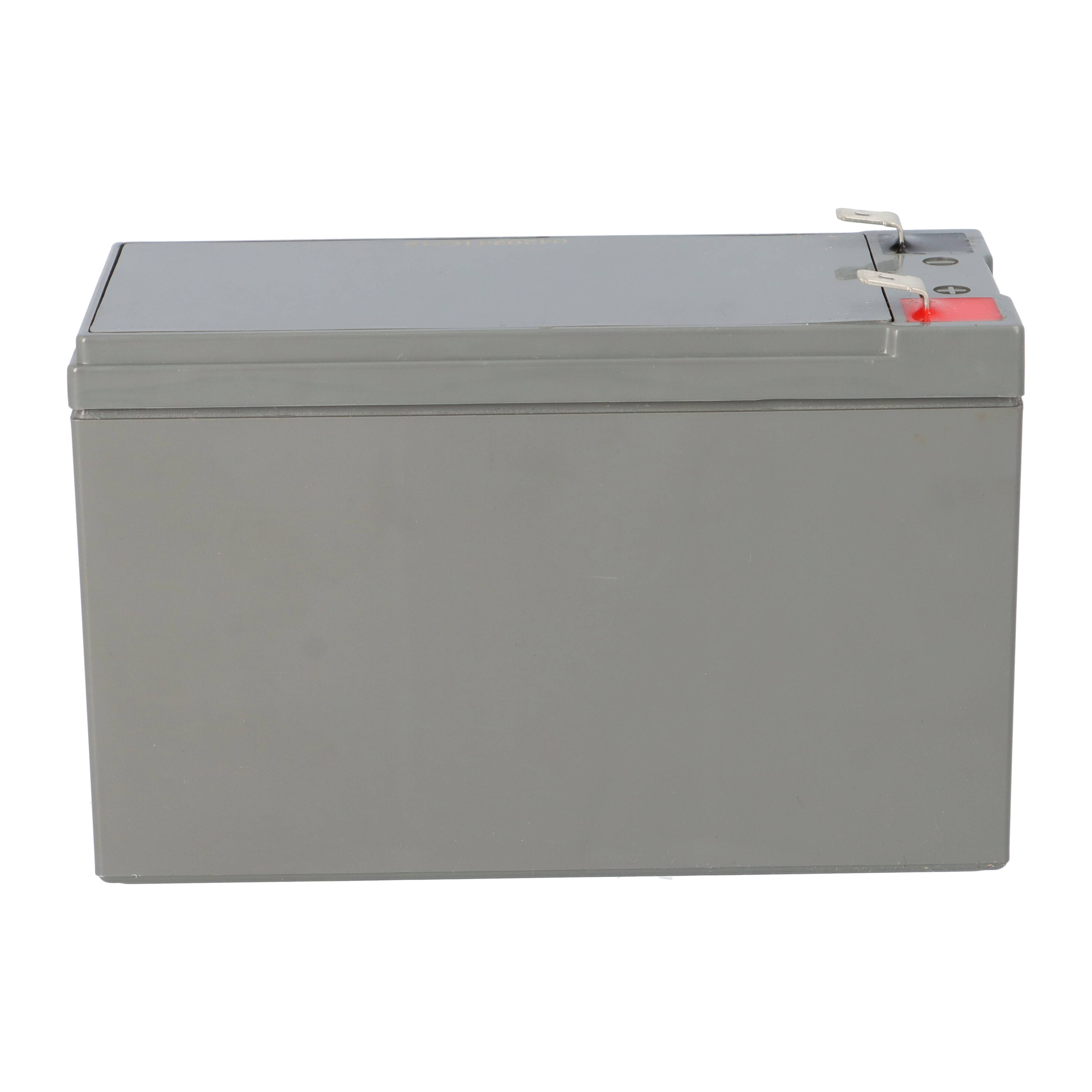 Große graue rechteckige Batterie mit zwei Anschlüssen oben, konzipiert für industrielle oder schwere Einsatzbedingungen.