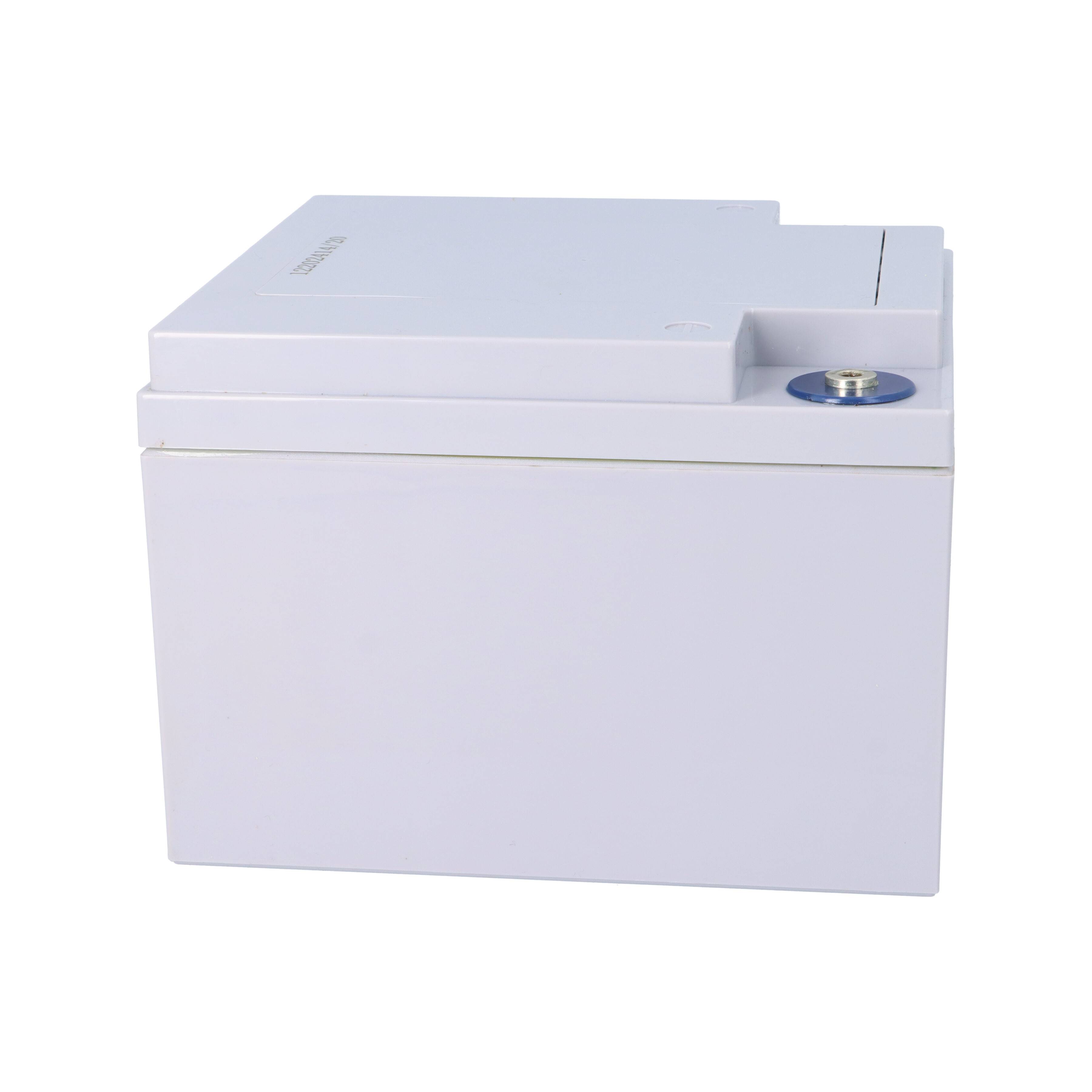 Ein weißer, kastenförmiger Thermodrucker für Belege mit Branding auf der Oberseite, mit einem Schlitz für Papier auf der oberen Fläche.