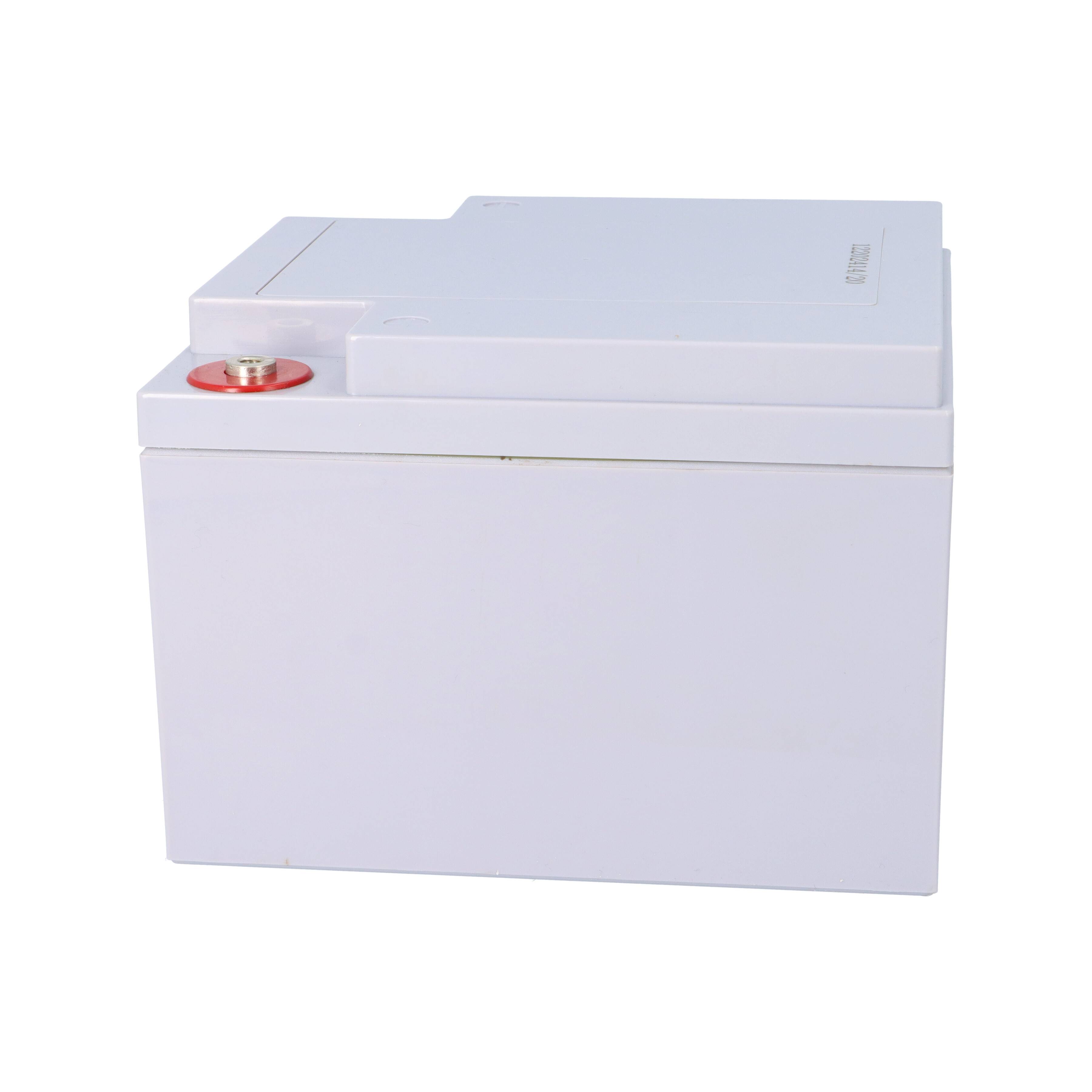 „Weiße rechteckige Batterie mit einem roten Anschluss oben, vor einem einfachen weißen Hintergrund platziert.