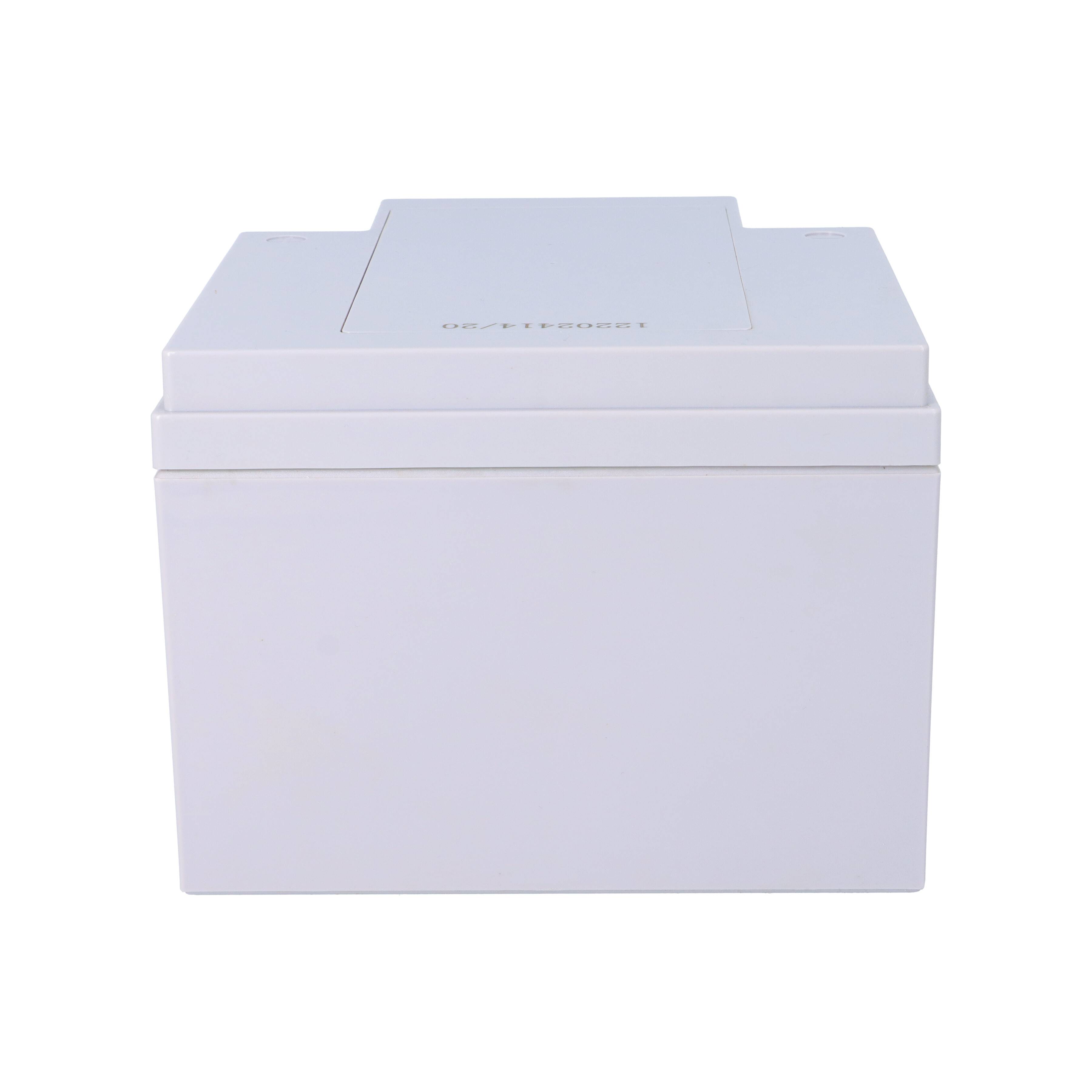 Ein weißer, rechteckiger, kompakter Drucker von vorne betrachtet, mit geschlossenem Deckel, geeignet für kleine Räume wie ein Heimbüro.