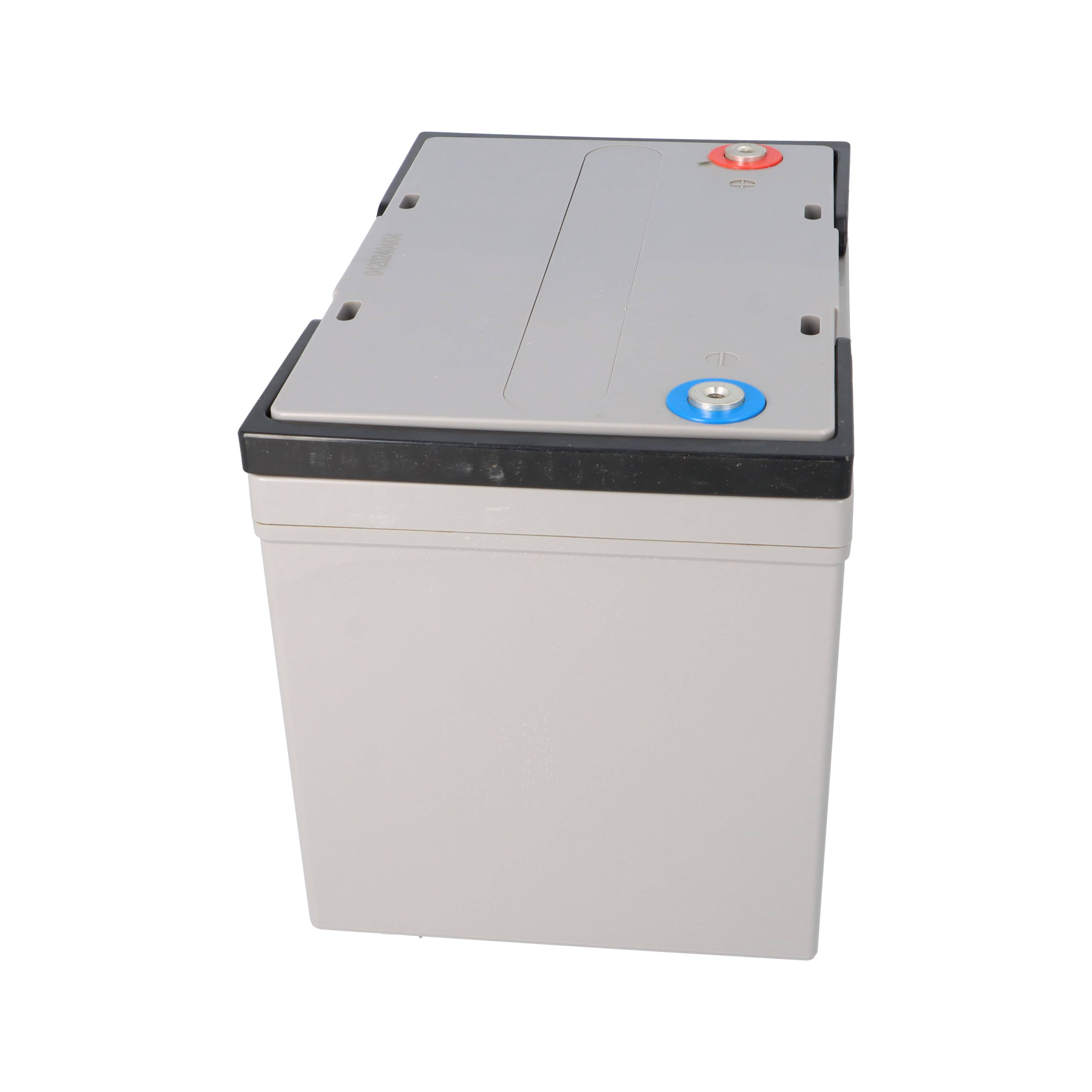 Ein rechteckiger, grauer Akku mit schwarzer Oberseite, die über ein rotes positives und ein blaues negatives Anschlussende verfügt.