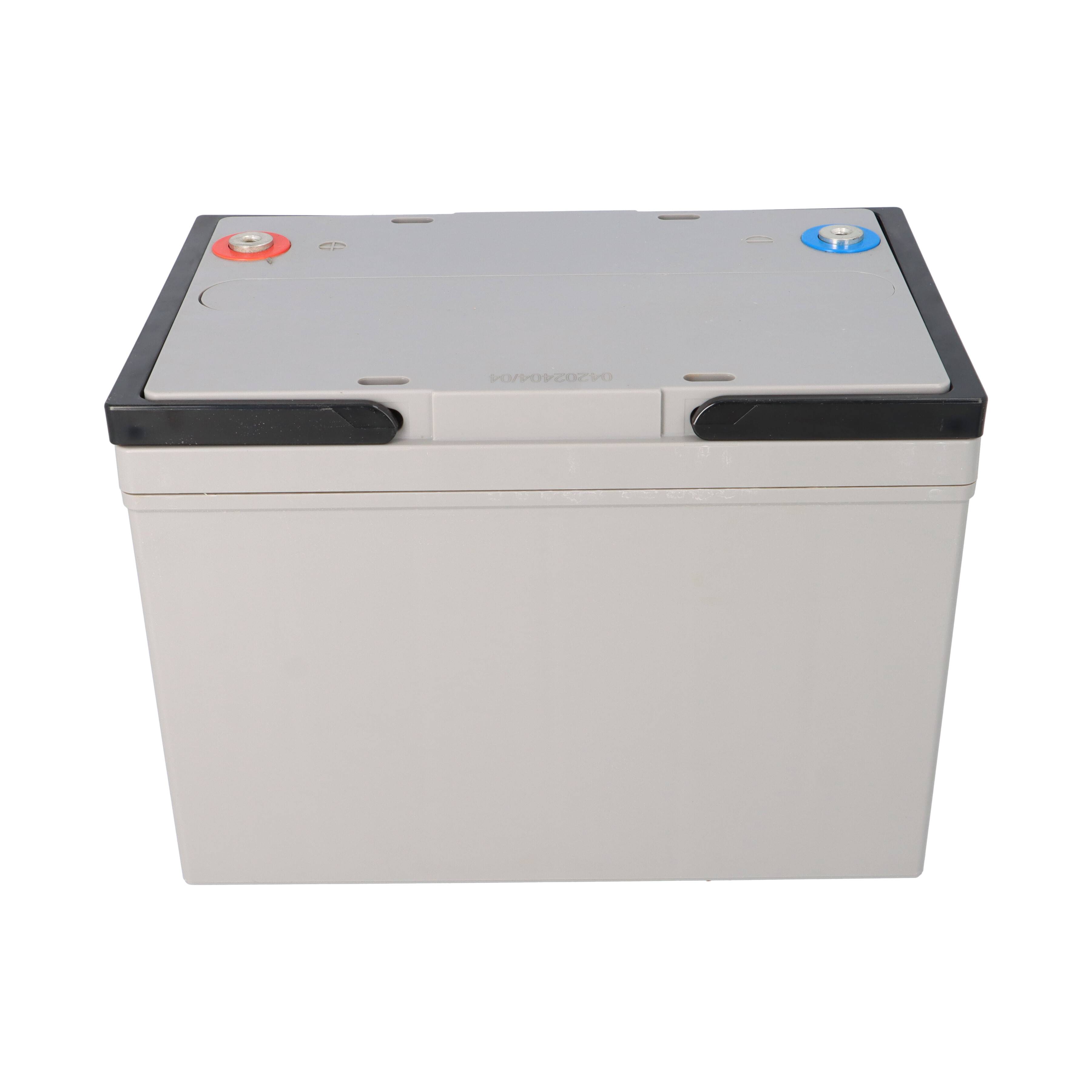 Eine graue Autobatterie mit roten und blauen Anschlüssen oben, die zur Stromversorgung von Fahrzeugen verwendet wird.