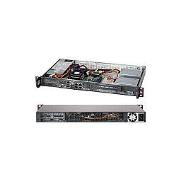 Ein in ein Regal eingebauter Server mit offener Ansicht, die interne Komponenten wie einen Kühlventilator, Verkabelung und Stromversorgung zeigt; enthält auch eine geschlossene Vorderansicht.