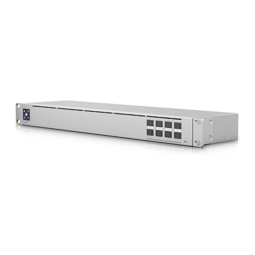 Ein silberner, rackmontierter Netzwerk-Switch mit mehreren Ethernet-Anschlüssen auf der Vorderseite, konzipiert für Datennetzwerk- und Konnektivitätslösungen.