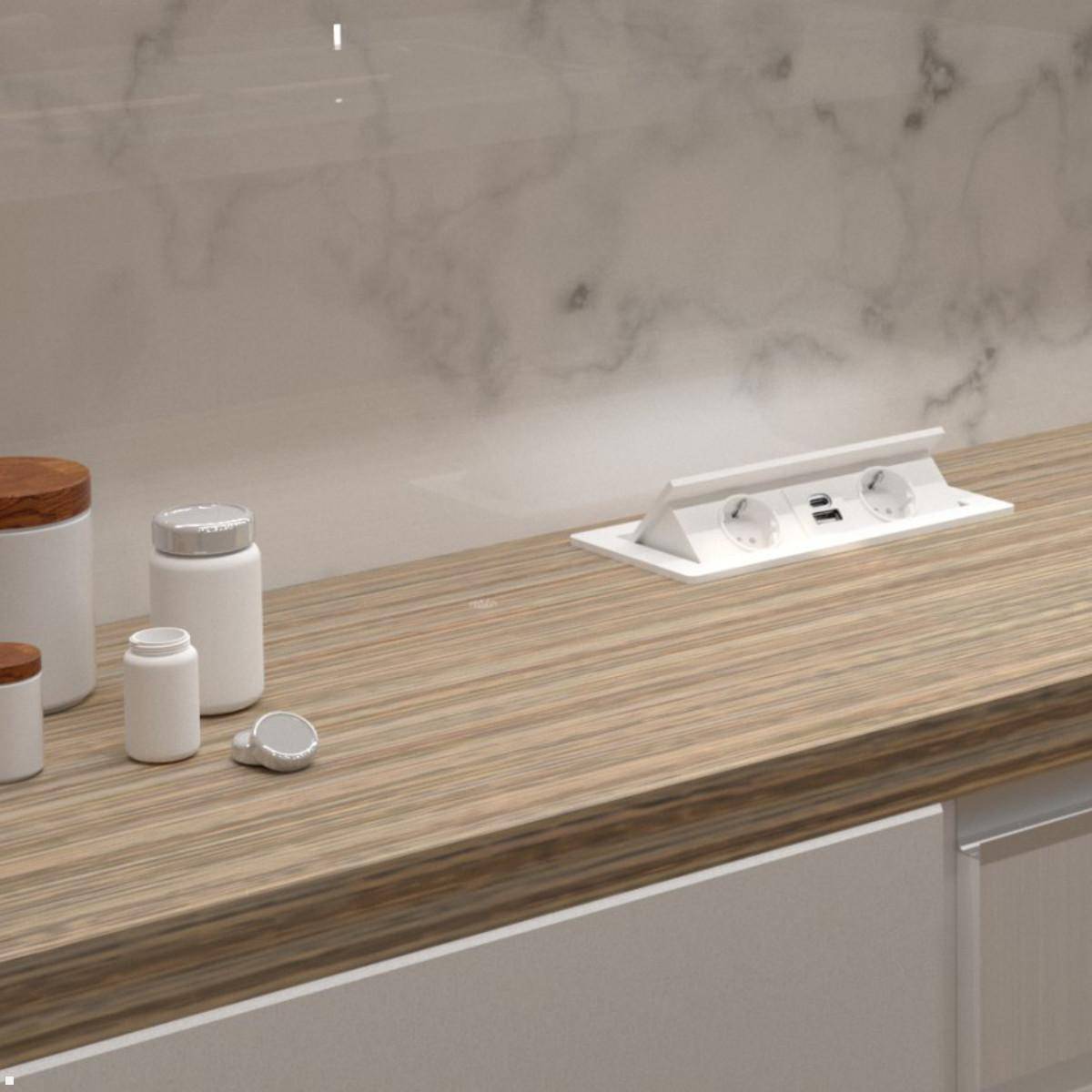 Eine Holz-Arbeitsplatte in der Küche mit einem Marmor-Rückwand, auf der mehrere kleine Gläser und Behälter stehen, mit einer eingebauten, ausfahrbaren Steckdosenleiste.