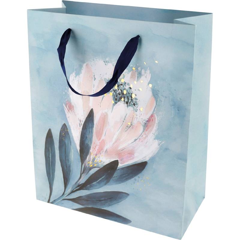 Geschenktasche mit einem Aquarell-artigen rosa Blumen- und blau-grünem Blattmotiv auf einem hellblauen Hintergrund, mit dunkelblauen Bandgriffen.