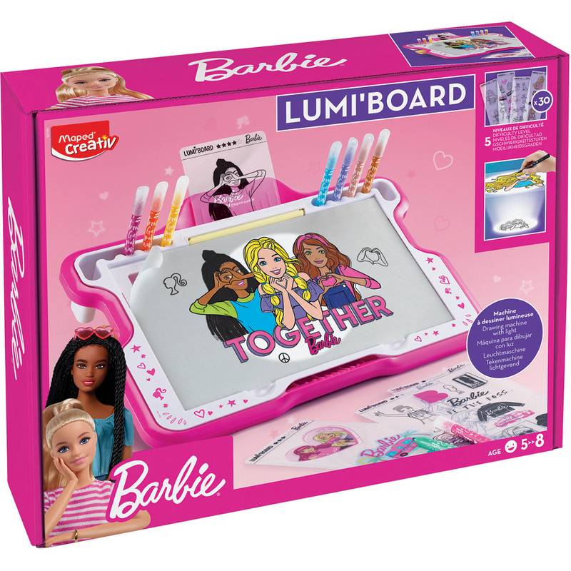 Barbie LUMI'BOARD Zeichenset-Karton mit einer leuchtenden Nachzeichnungstafel, farbigen Markern und Beispielkunstwerk von Barbie-Charakteren.