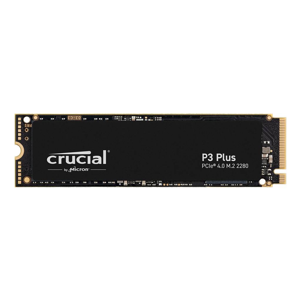 Eine Crucial P3 Plus PCIe 4.0 M.2 NVMe SSD, die sein kompaktes Design mit gekennzeichnetem Branding und Modelldetails auf einer schwarzen Oberfläche zeigt.