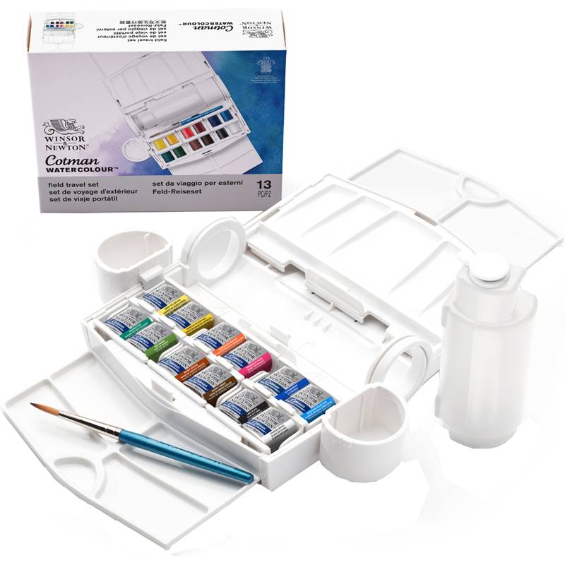 Winsor & Newton Cotman Aquarellreiseset mit ausgeklappter Palette, Farbtuben, Pinsel und Wasserflasche auf weißem Hintergrund.