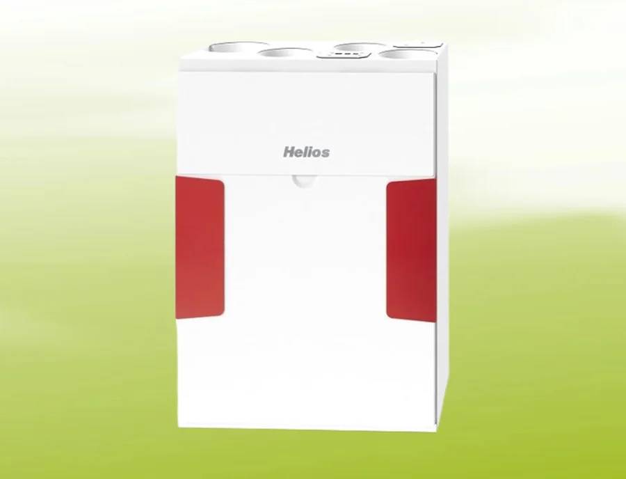 Weißes Helios-Gerät mit roten Seitenpaneelen vor grünem Hintergrund.