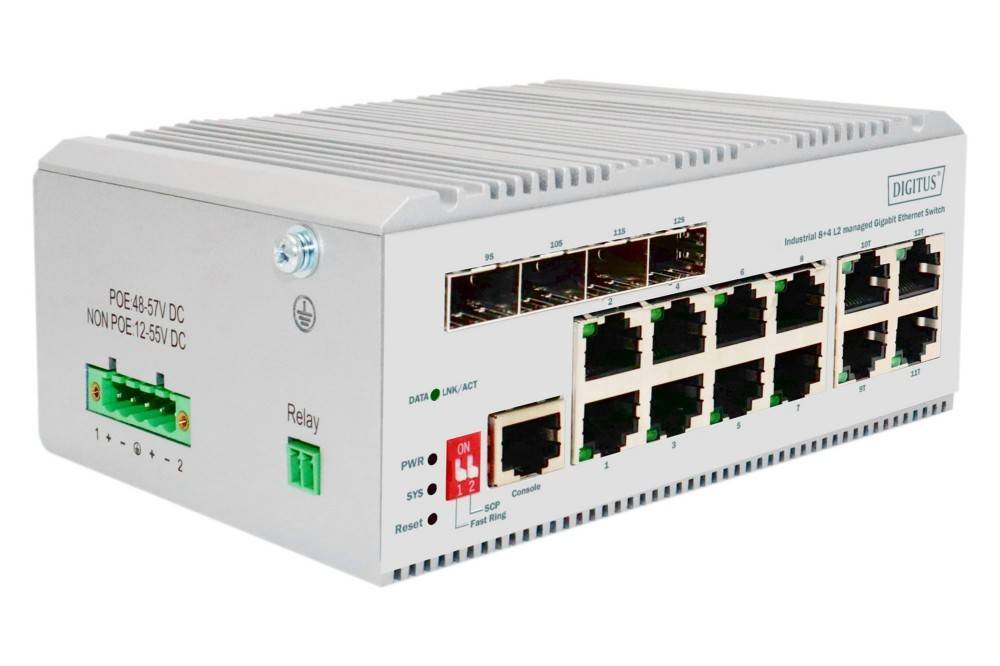 Ein weißer industrieller Netzwerk-Switch mit mehreren Ethernet-Ports und LED-Anzeigen für Daten- und Stromstatus, der für die Konnektivität in komplexen Systemen verwendet wird.