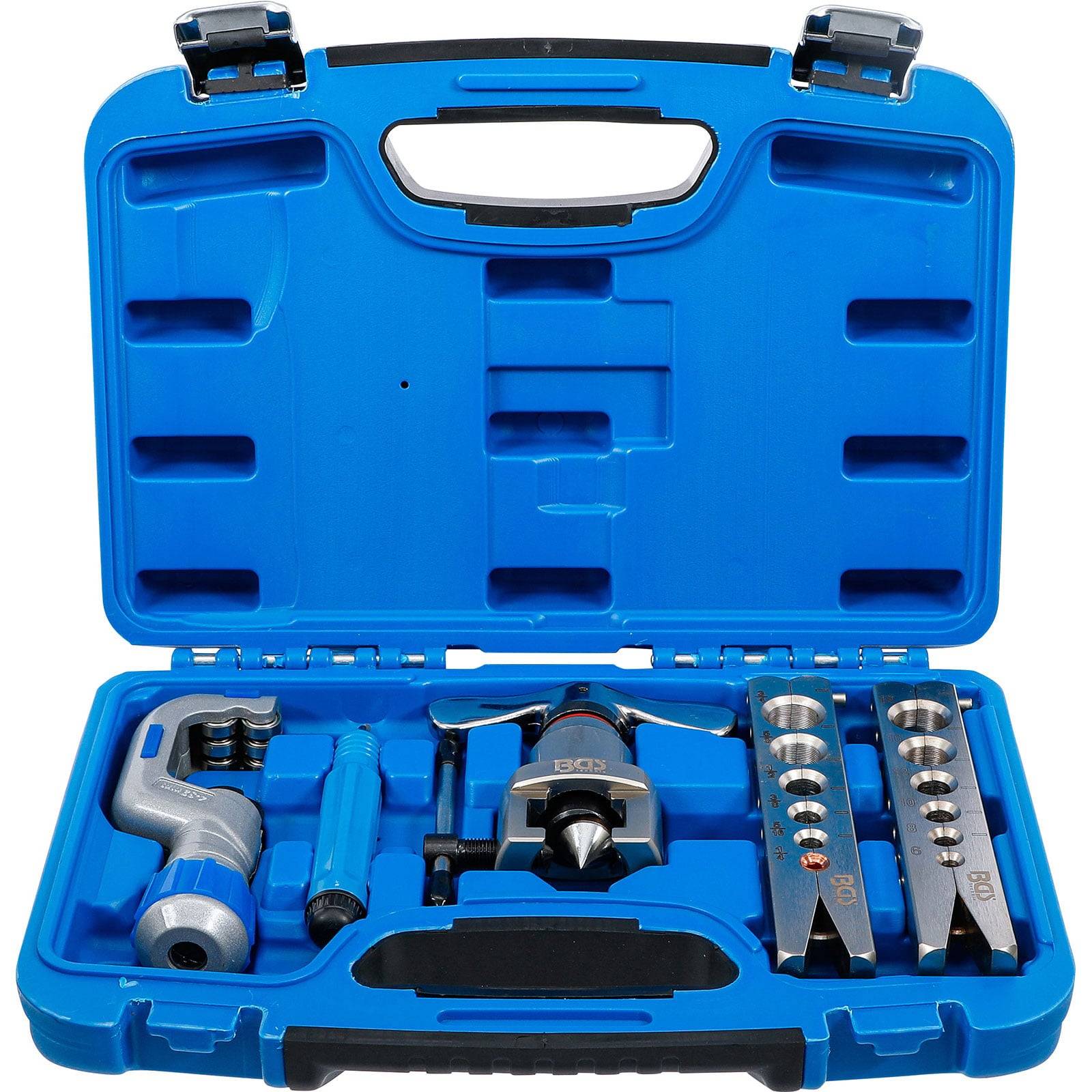 Eine blaue Plastikbox, die einen Satz Rohraufweitungswerkzeuge aus Metall enthält, ordentlich angeordnet mit Fächern für jedes einzelne Werkzeug.