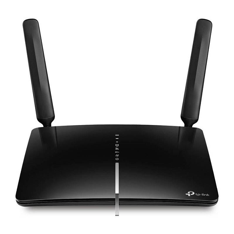 Ein TP-Link-Router mit zwei großen Antennen, entwickelt für hochgeschwindigkeitsfähige Internetverbindungen, aufrecht auf einer ebenen Oberfläche stehend.