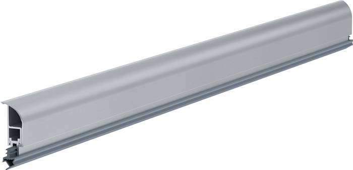 Eine schlanke, metallische Schiene mit einer glatten, polierten Oberfläche, aus einem Seitenwinkel betrachtet, vor einem einfarbigen Hintergrund.