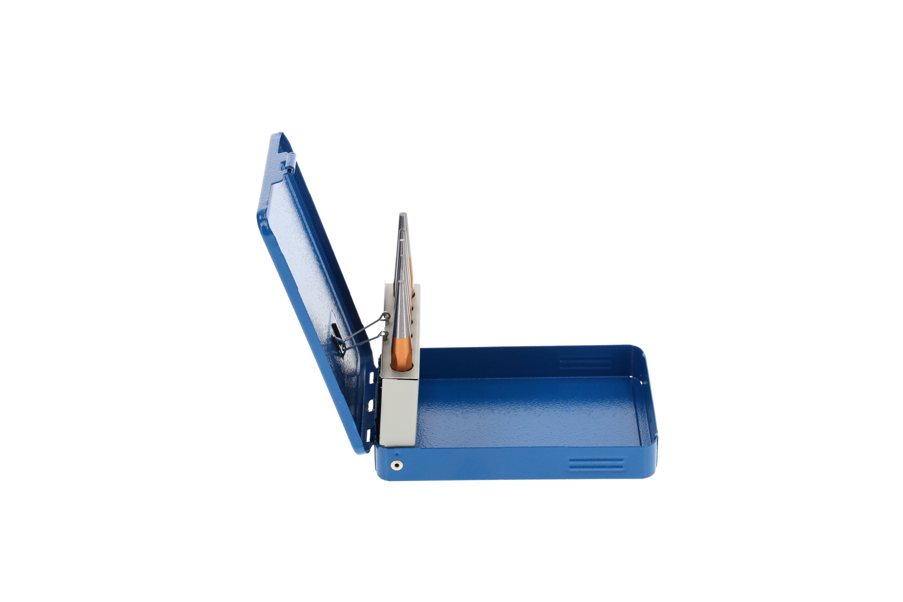 Offene blaue Metalldose mit Scharnierdeckel, enthält ein Notizbuch und einen orangefarbenen Stift auf weißem Hintergrund.