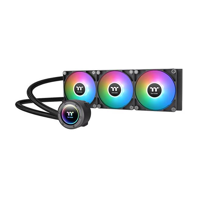 Drei farbenfrohe Kühlventilatoren und eine runde Pumpeneinheit, die durch Schläuche verbunden sind, entworfen für Computer-Flüssigkeitskühlsysteme mit RGB-Beleuchtung.