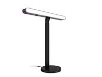 Schwarze verstellbare Schreibtischlampe mit schlankem vertikalen Ständer, rundem Sockel und horizontaler Leuchtstange auf weißem Hintergrund.