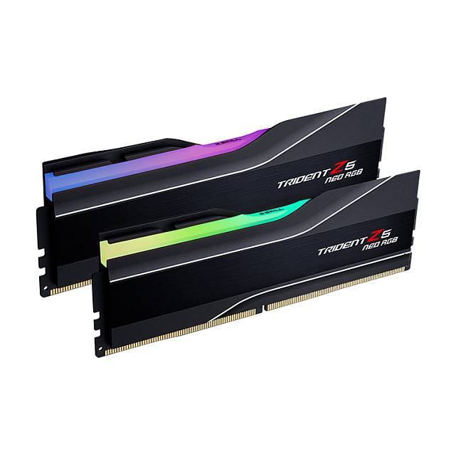 Zwei schwarze RAM-Sticks mit farbiger Beleuchtung, beschriftet mit „Trident Z5 Neo RGB
