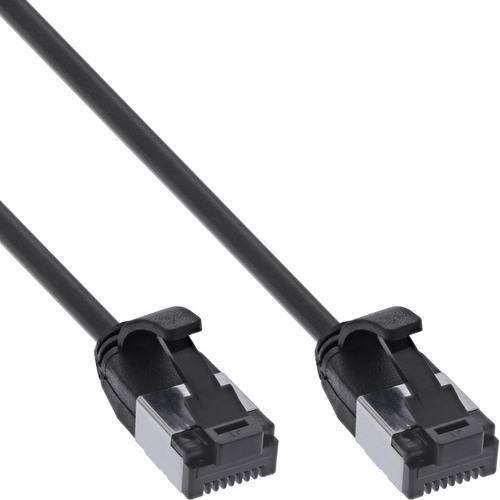 Ethernet-Kabel mit zwei Steckverbindern, verwendet für kabelgebundene Netzwerkverbindungen, mit Schutzgehäuse und Metallkontakten an jedem Ende.