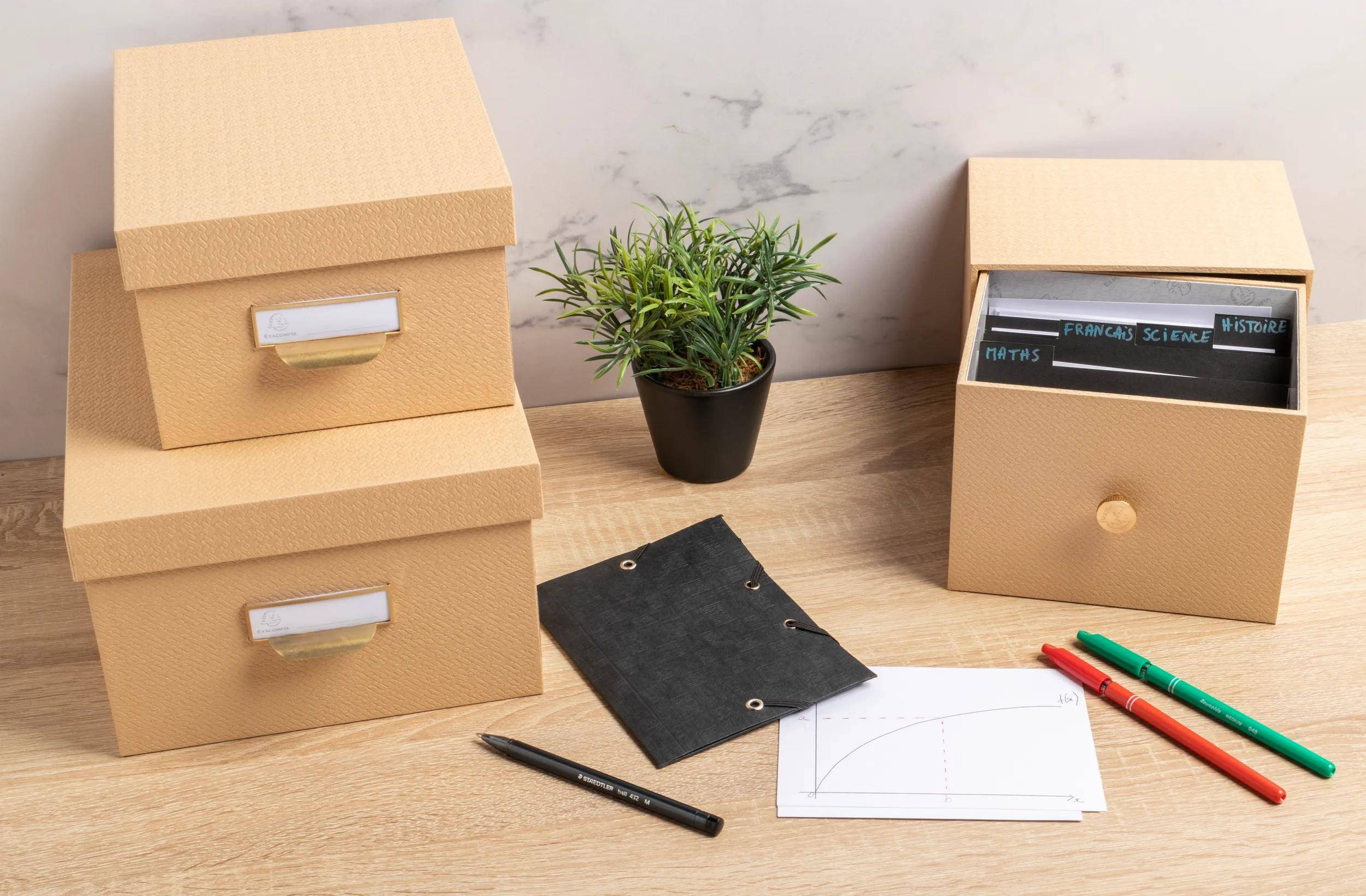 Ein leeres Rhodia-Schreibblock mit schwarzem Kopfbereich, ideal zum Notizenmachen oder Skizzieren.