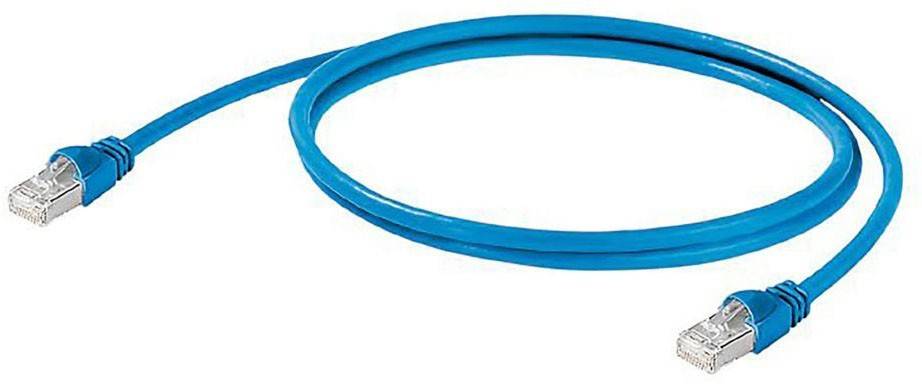 Ein blaubes Koaxialkabel, das zu einem Kreis gewickelt auf einem weißen Hintergrund liegt und typischerweise zur Übertragung elektrischer Signale verwendet wird.
