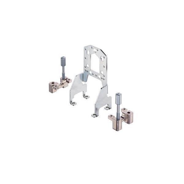 Eine Metallhalterung mit zwei verstellbaren Klammern, die zur Befestigung von Komponenten dient, vor einem schlichten weißen Hintergrund.