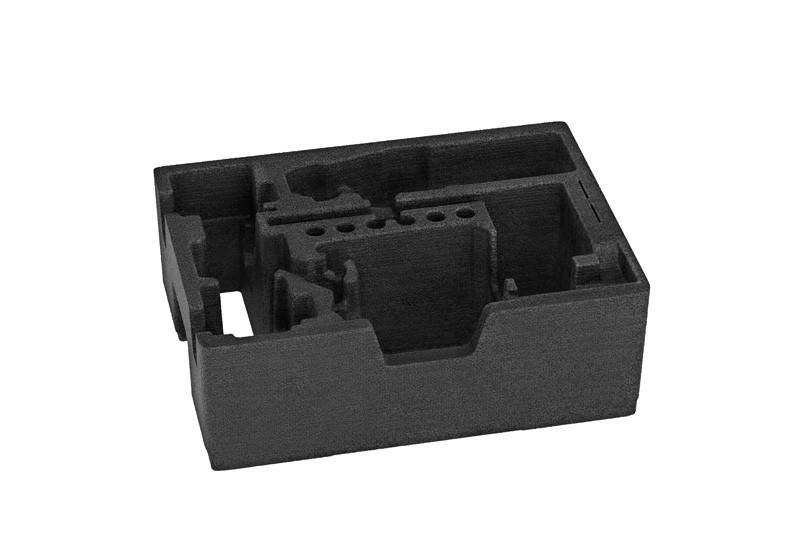 Schwarze Schaumstoffeinlage mit mehreren Ausschnitten in verschiedenen Formen und Größen, die entwickelt wurde, um bestimmte Gegenstände sicher zu halten und zu organisieren.