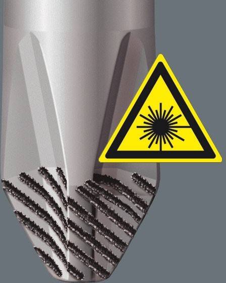 Eine Metallbohrerspitze mit Rillen wird neben einem gelben Warnschild mit einem schwarzen Lasersymbol auf grauem Hintergrund gezeigt.
