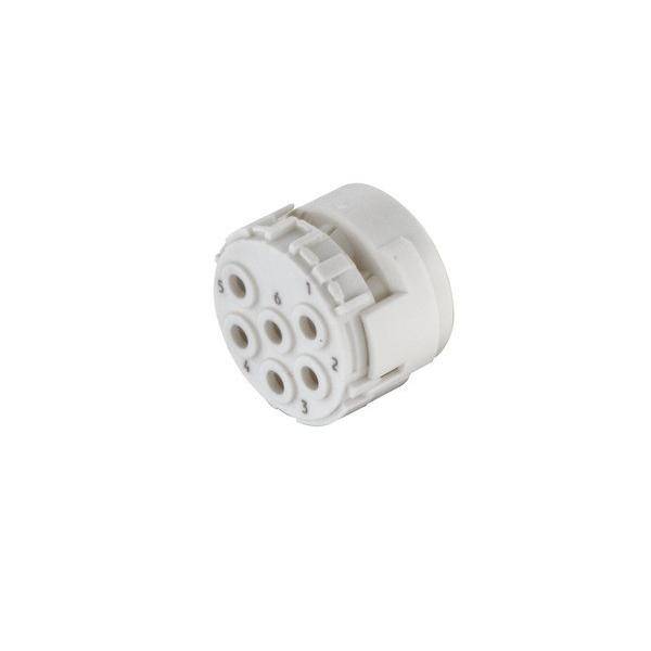 Ein weißer zylindrischer elektrischer Anschluss mit sechs kreisförmig angeordneten Steckdosen, der zum sicheren Verbinden mehrerer Kabel verwendet wird.