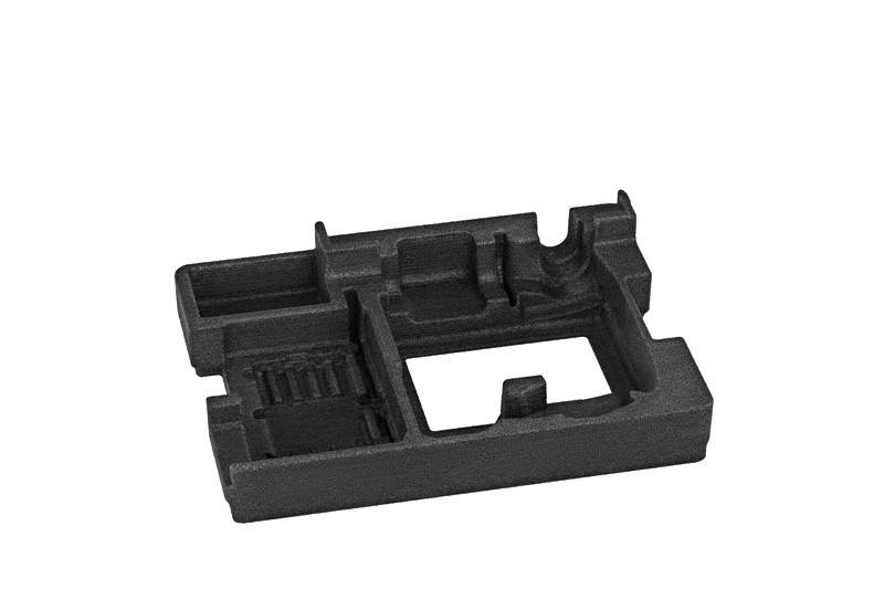 Ein schwarzer Kofferraum-Organizer aus Kunststoff mit verschiedenen Fächern zum sicheren Verstauen von Gegenständen.