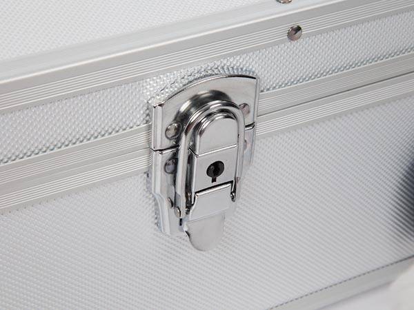 Nahaufnahme eines silbernen Hartschalenkofferverschlusses mit Schlüsselloch, die den sicheren Verriegelungsmechanismus zeigt.