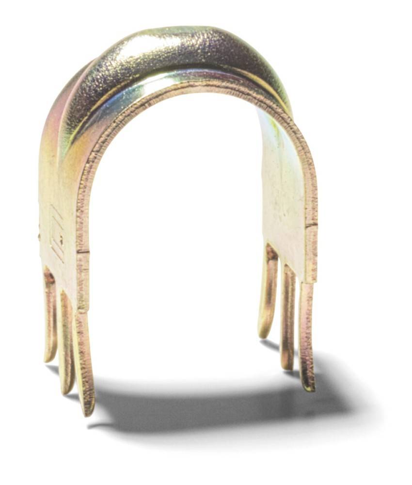 Ein metallisches Objekt mit einem zylindrischen Bogen und vier Zinken, möglicherweise ein Spezialwerkzeug oder ein mechanisches Bauteil, auf einem weißen Hintergrund platziert.