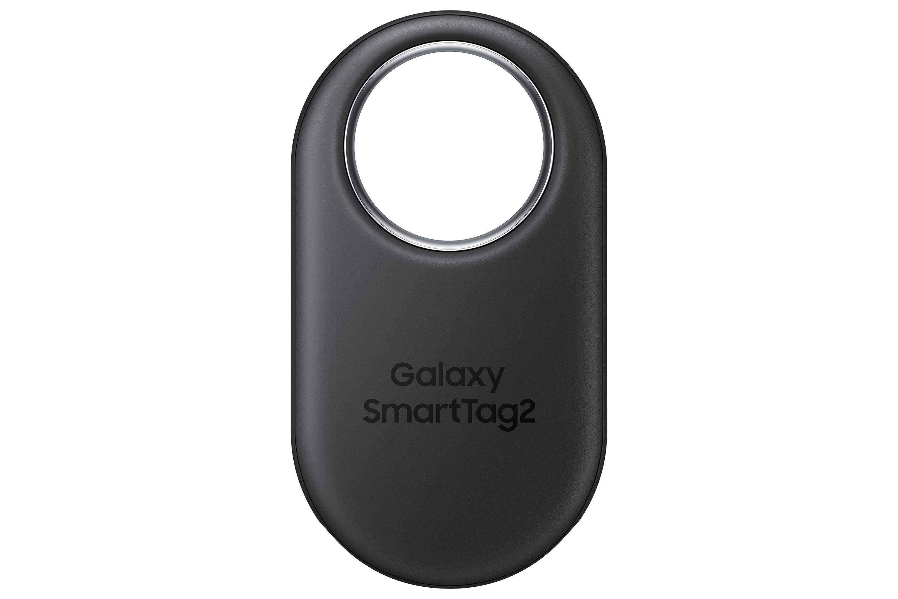 Schwarzer Samsung Galaxy SmartTag2 Bluetooth-Tracker mit großem rundem Schlüsselringoch, auf schwarzem Hintergrund gezeigt.