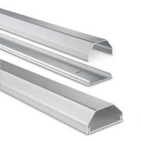 Drei silberfarbene Aluminium-Kanalprofile mit Zierleiste, diagonal auf weißem Hintergrund angeordnet, jedes mit einem anderen gerundeten oder offenen Querschnitt.
