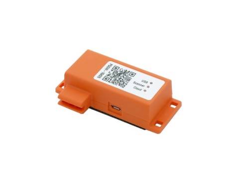 Oranges elektronisches Modul mit QR-Code-Etikett, USB-Anschluss und Befestigungslaschen, auf weißem Hintergrund dargestellt.