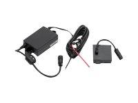 Drei schwarze elektronische Kabeladapter/Stecker auf weißem Hintergrund, einschließlich eines mit aufgewickeltem Kabel und eines mit einer kurzen angebrachten Leitung.