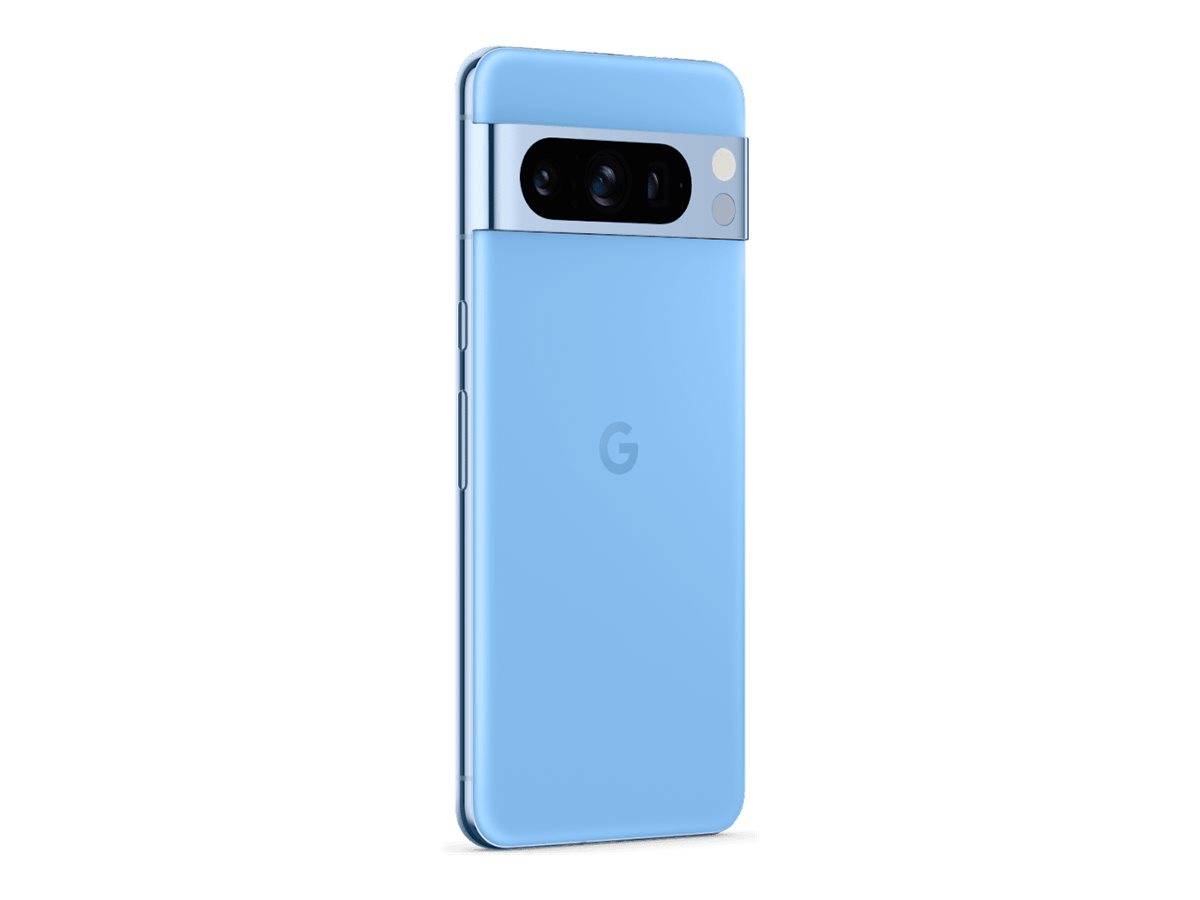 Hellblaues Google Pixel-Smartphone von hinten gezeigt, mit einer horizontalen Kameraleiste und zentriertem Google-Logo.