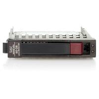 Ein Computer-Festplatte-Modul mit schwarzer Frontplatte, rotem Verschluss und metallischem Befestigungsrahmen auf weißem Hintergrund.
