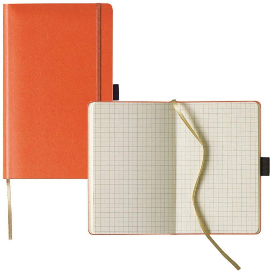 Ein orangefarbenes Hardcover-Notizbuch mit einem Rastermuster auf seinen aufgeschlagenen Seiten, ausgestattet mit einem goldenen Lese­zeichen-Band und einem elastischen Verschlussband.